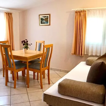 Maris Apartment *